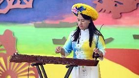 CHINA-GUANGXI-JING ETHNIC GROUP-SINGLE-STRINGED MUSICAL INSTRUMENT (CN)