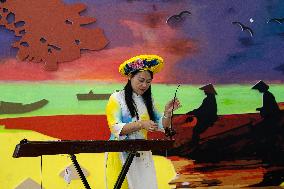 CHINA-GUANGXI-JING ETHNIC GROUP-SINGLE-STRINGED MUSICAL INSTRUMENT (CN)