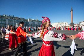 RUSSIA-ST. PETERSBURG-CIRCLE DANCE