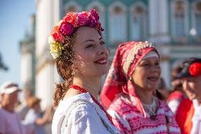 RUSSIA-ST. PETERSBURG-CIRCLE DANCE