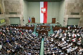 Polish parliament passes law allowing to hold referendum on election day