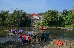 Commemorate Indonesian Independence Day In Ciliwung River
