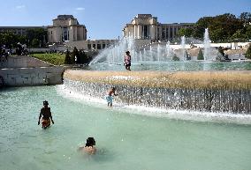 Fresh Heatwave Begins - Paris