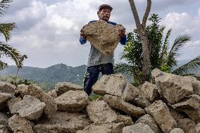 Villagers In Kebumen Work Together To Renovate Broken Road