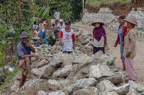 Villagers In Kebumen Work Together To Renovate Broken Road