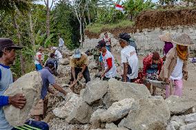 Villagers In Kebumen Work Together To Renovate Broken Road