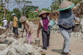 Villagers In Kebumen Work Together To Renovate Broken Road