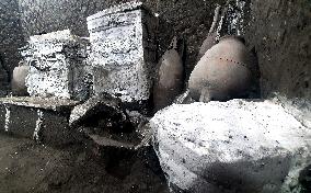 Slaves’ lives uncovered at Pompeii villa - Italy