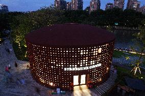 Starbucks Oil Tank Store Appears in Hangzhou