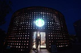 Starbucks Oil Tank Store Appears in Hangzhou