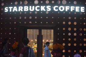 Starbucks Oil Tank Store Appears in Hangzhou