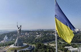 Soviet emblem on Kyiv monument replaced