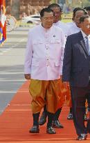 Cambodia's Hun Sen to steps down
