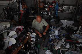 Fan Repairs Amid A Heat Wave - Gaza