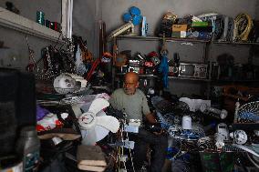 Fan Repairs Amid A Heat Wave - Gaza