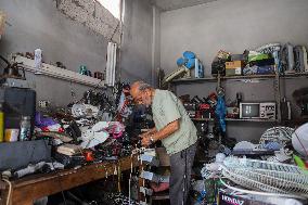 Fan Repairs Amid A Heat Wave - Gaza