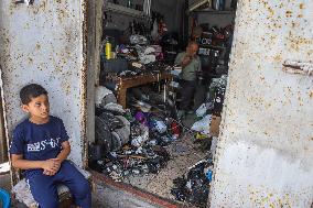 Fan Repairs Amid A Heat Wave - Gaza