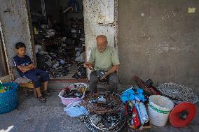 Fan Repairs Amid A Heat Wave - Gaza