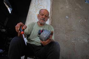 Fan Repairs Amid A Heat Wave - Gaza