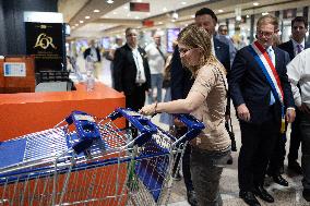 Aurore Berge shopping for back-to-school supplies - Rueil-Malmaison