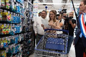 Aurore Berge shopping for back-to-school supplies - Rueil-Malmaison