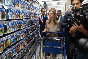 Aurore Berge shopping for back-to-school supplies - Rueil-Malmaison