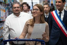 Aurore Berge shopping for back-to-school supplies - Rueil-Malmaison