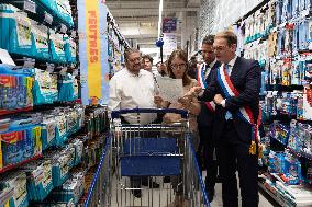 Aurore Berge shopping for back-to-school supplies - Rueil-Malmaison