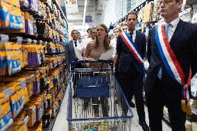 Aurore Berge shopping for back-to-school supplies - Rueil-Malmaison