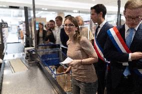 Aurore Berge shopping for back-to-school supplies - Rueil-Malmaison