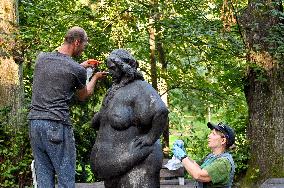 Confident statue damaged in Lviv