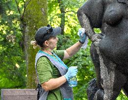 Confident statue damaged in Lviv