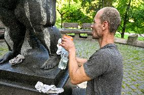 Confident statue damaged in Lviv