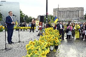 People supporting Ukraine on Ukraine's independence day
