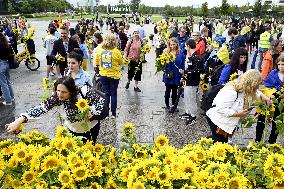 People supporting Ukraine on Ukraine's independence day