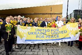 People supporting Ukraine on Ukraine's independence day