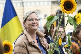 People supporting Ukraine on Ukraine's independence day