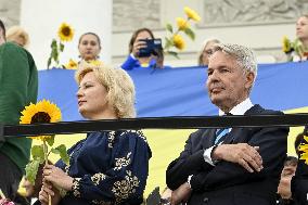 People supporting Ukraine on Ukraine's independence day
