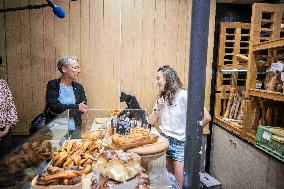 Elisabeth Borne Visit To The 9th District - Paris