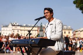 Matteo Bocelli Street Performance In Krakow, Poland