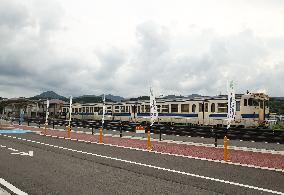 Diesel railcar running on the Hidahikosan Line