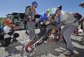 90-year-old adventure skier Miura begins climbing Mt. Fuji