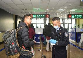 CHINA-XINJIANG-KUNJIRAP PASS-INBOUND AND OUTBOUND PERSONNEL (CN)