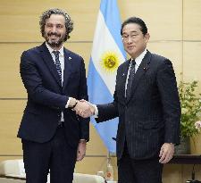 Japan premier meets Argentine foreign minister