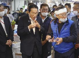 Japanese PM Kishida at Toyosu fish market