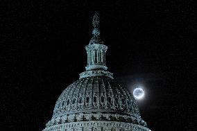 U.S.-WASHINGTON, D.C.-FULL MOON