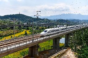 Xinhua Headlines: High-speed rail network extends to south China's Karst regions