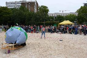 Environmental Activists Prostest In Front The Court - Bobigny