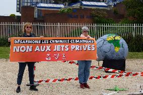 Environmental Activists Prostest In Front The Court - Bobigny