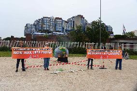 Environmental Activists Prostest In Front The Court - Bobigny